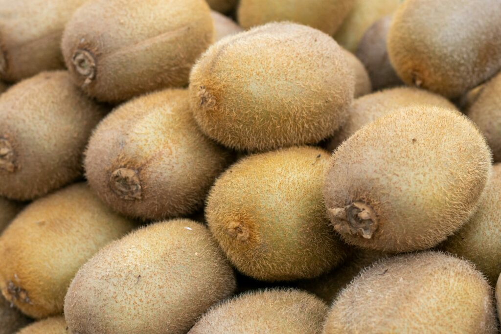 a pile of kiwi fruit sitting on top of each other